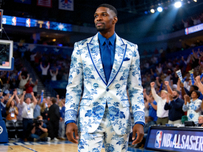 NBA全明星赛上球员身穿青花瓷风格印花西装，蓝白配色典雅，融合传统与现代剪裁