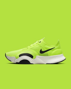 一群年轻人穿着街头服饰和球鞋在滑板公园聚会，背景有涂鸦